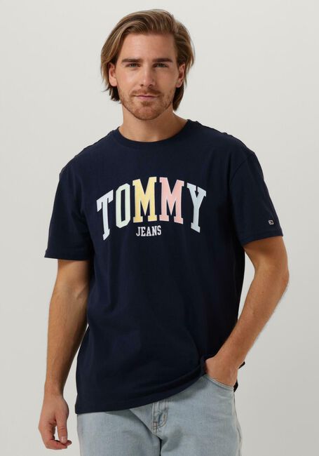 Geelachtig Citaat Taalkunde Donkerblauwe TOMMY JEANS T-shirt TJM CLSC COLLEGE POP TOMMY TEE | Omoda