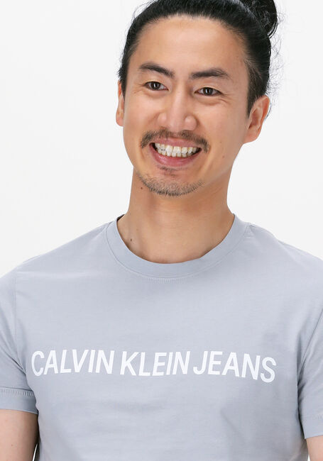 Grijze CALVIN INSTITUTIONAL Omoda T-shirt LOGO SLIM SS TEE KLEIN 